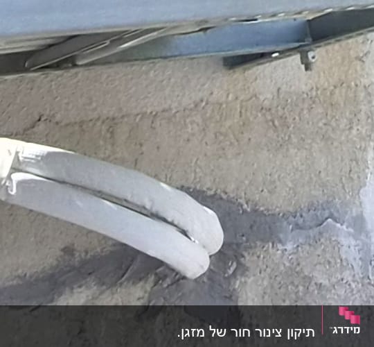 צינורות ליד יחידת מיזוג על קיר